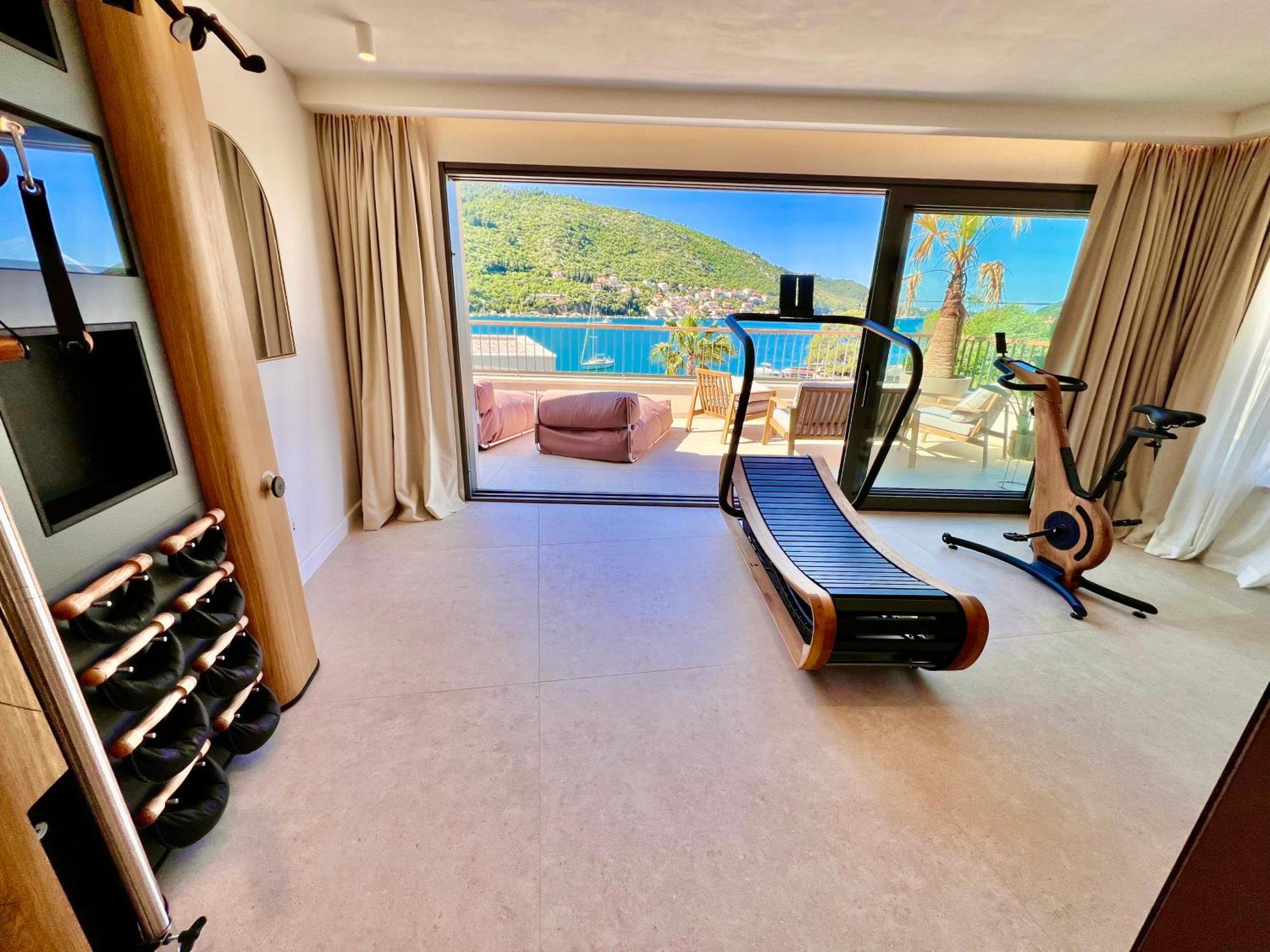 & - Of 5 Star Vila
